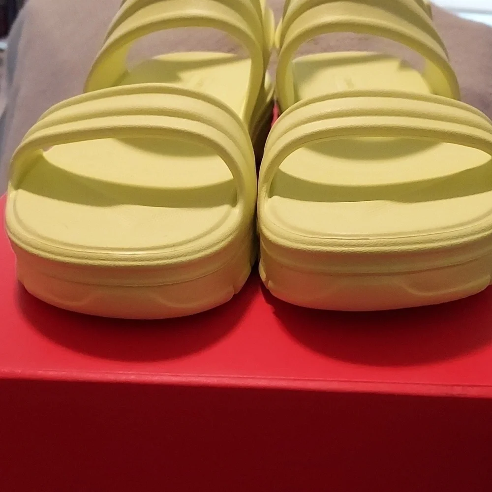 HUNTER BLOOM ALGAE FOAM SANDALS IN ZESTY YELLOW NIB